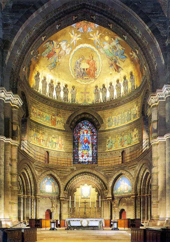 Chœur de la cathédrale de Strasbourg avec ses
              mosaïques dorées représentant le Couronnement de la Vierge
              et les douze apôtres