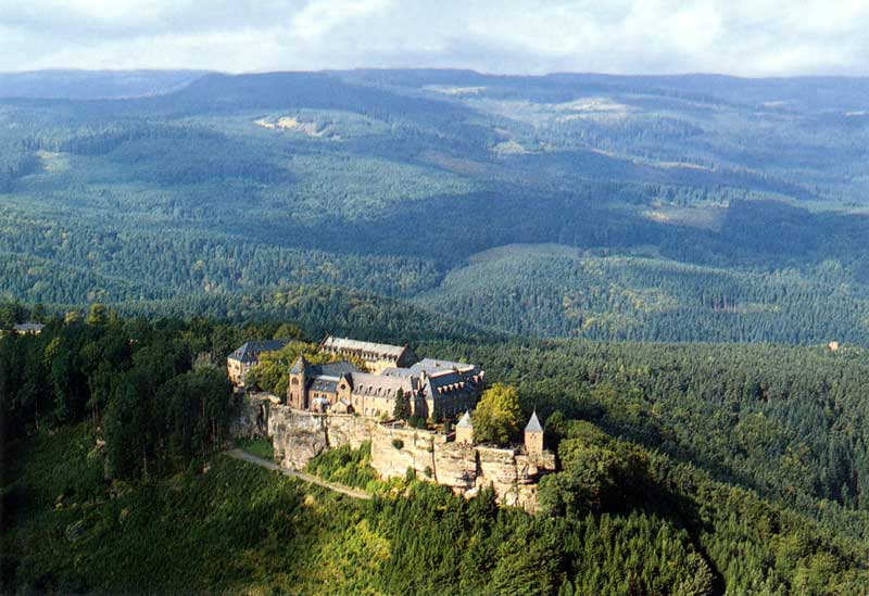 Site du
              Mont-Sainte Odile, à 763 m sur les Vosges, en balcon
              au-dessus de la plaine d'Alsace. L'abbaye date du XIIème.