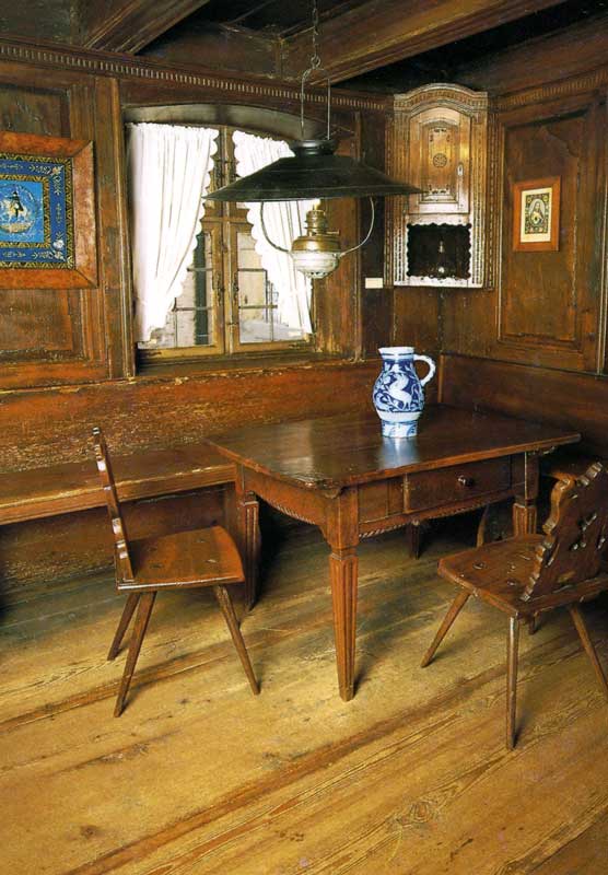 Salle à manger : lambris, table et meuble de coin
              datant de 1810