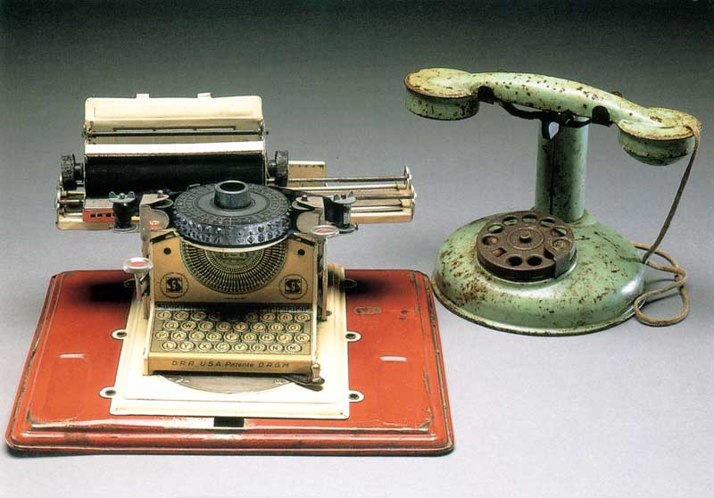 Machine à écrire jouet fabriquée en Allemagne vers 1930,
          en tôle imprimée et laquée
