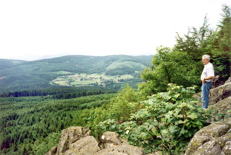 Jean-Paul sur le Rocher de Neuntelstein admire la vue sur
          les montagnettes et les sapins...