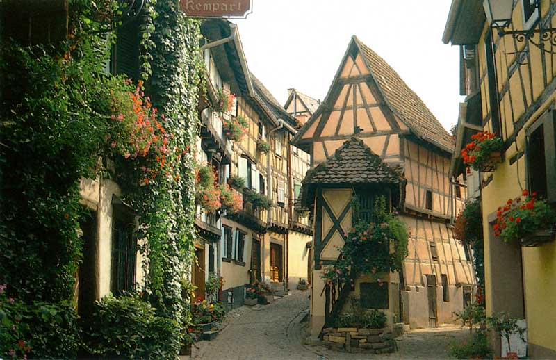 Rue des Remparts à Eguisheim, un vieux pigeonnier
                  XVIème