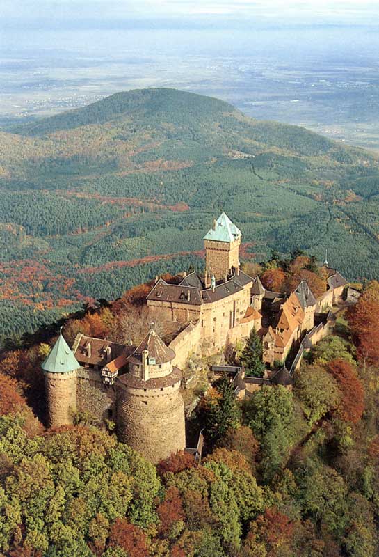 Haut-Koenigsbourg : le château au-dessus de la plaine
            d'Alsace