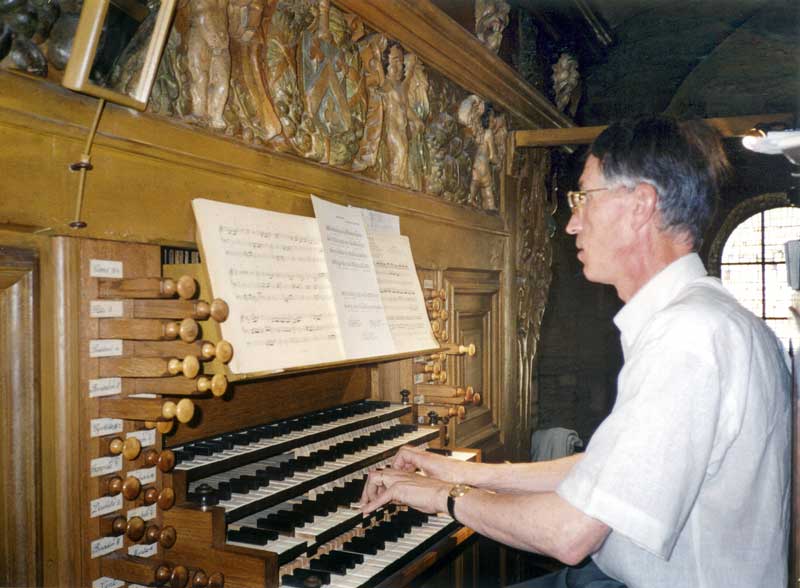 Tournus : Jean-Louis à l'orgue de l'Abbatiale
                  St-Philibert