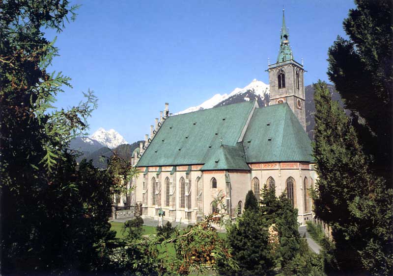Extérieur et
                abside de l'église de Schwarz