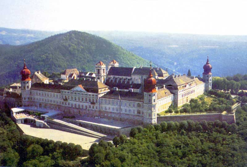 Sur les
                hauteurs, le monastère de Gottweig (la Voie de Dieu)