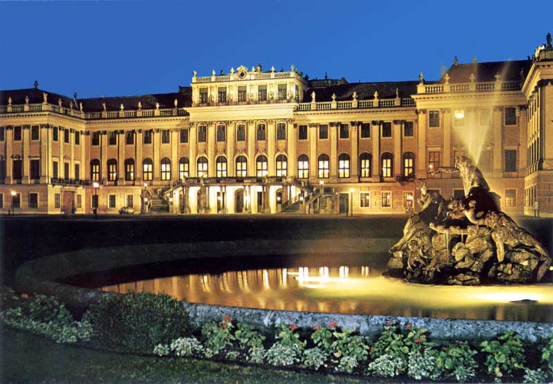 Façade
                    arrière du Palais de Schonbrunn illuminée
