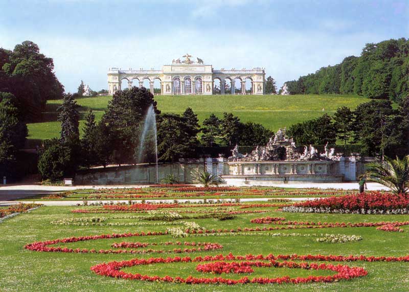 Fontaine de Neptune et Gloriette dans le parc de
                  Schonbrunn
