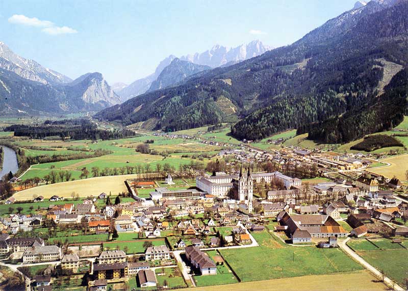Vue
              aérienne d'Admont et de son abbaye