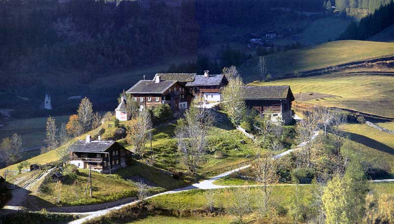 Ferme
                dans la vallée du Fuschental, le long de la route
                montant au Grossglockner