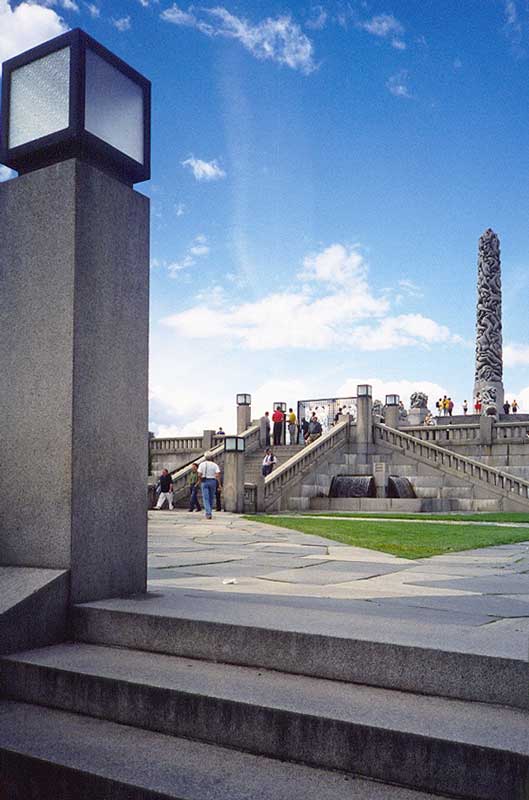 Vigeland : la colonne depuis la fontaine