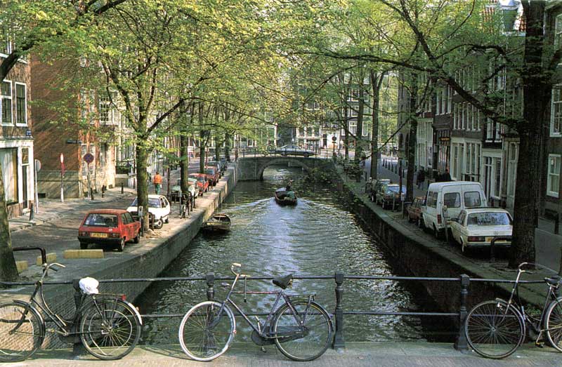 Canal et
              bicyclettes à Amsterdam