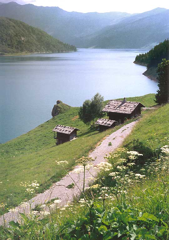 Lac de
                      Roselend