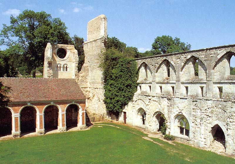 Ruines
        de l'Abbaye de Mortemer : le cloître