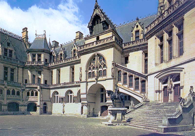 Pierrefonds-la-cour-et-l'escalier-Renaissance