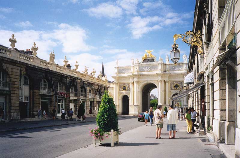 Nancy :
                    rue Héré