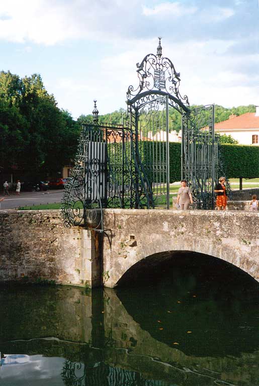 Monique sur le pont d'accès au château d'Haroué