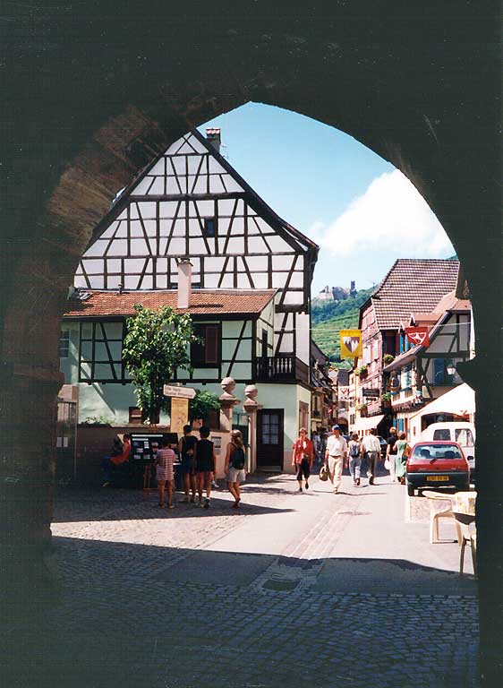 Ribeauville-la-rue-depuis-le-porche-de-la-tour