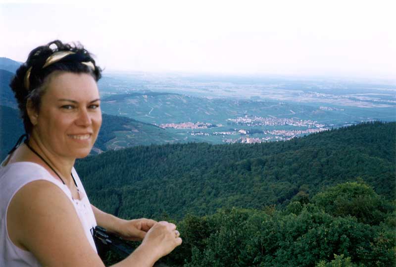 Monique devant le panorama du Galz (Belvédère
                    des Trois Épis)