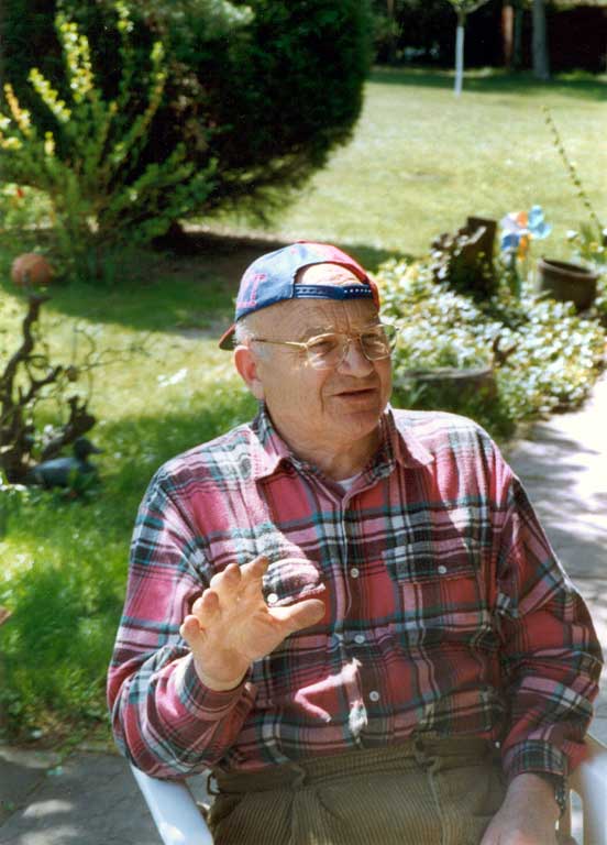 Edouard
                dans son jardin de Froideconche