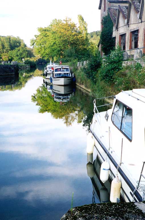 Douvot-house-boats-pres-de-l'ecluse