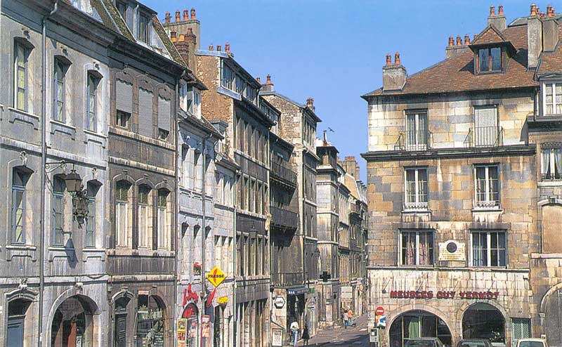 Besançon maison natale des Frères Lumière place
                Victor Hugo