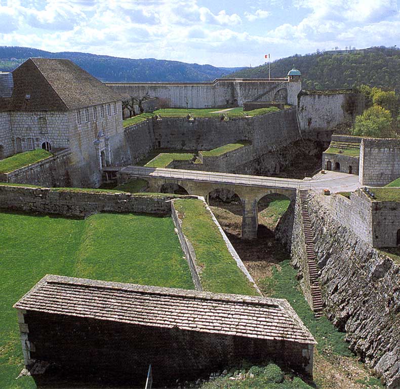 Besancon : murailles-et-fossés-de-la-citadelle