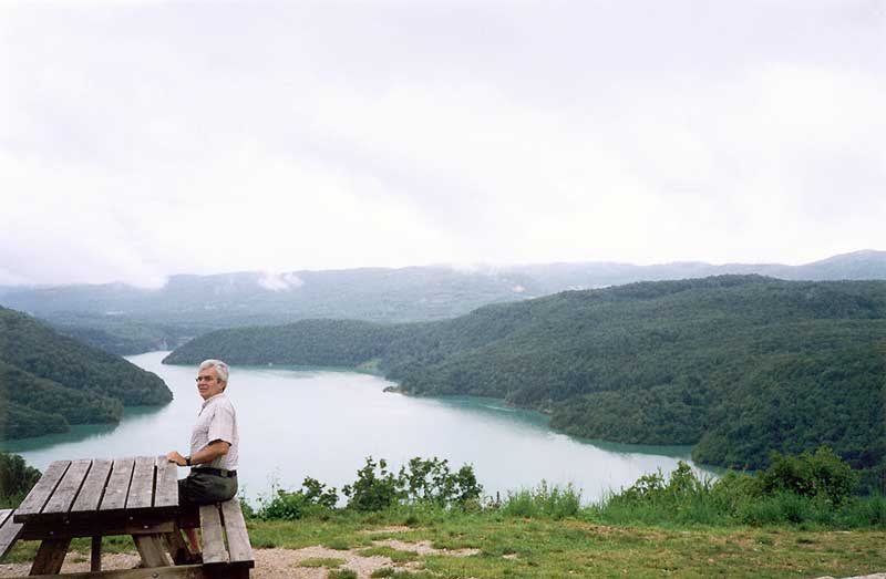 Vouglans : Jean-Paul au-dessus du lac de barrage sur
              l'Ain