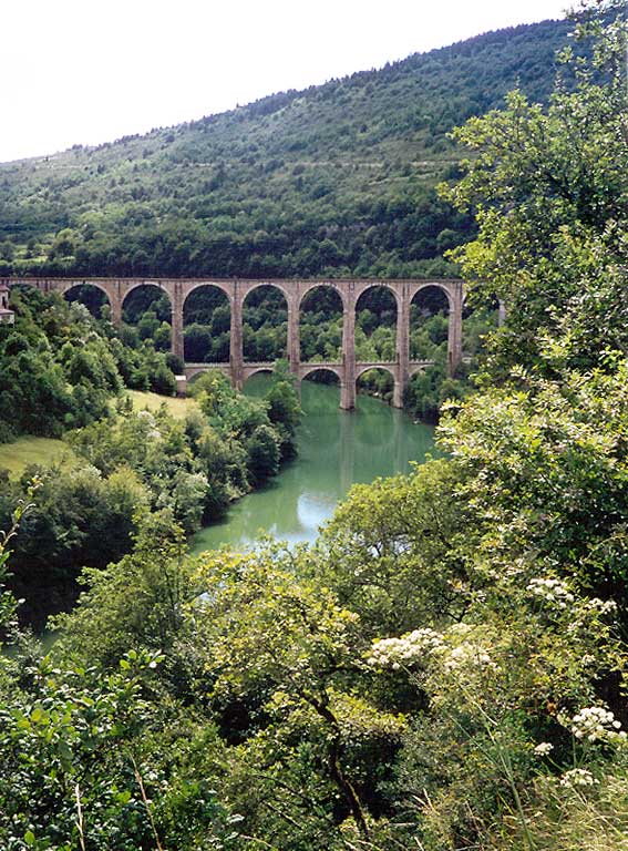 L'Ain-franchi-par-le-viaduc-de-Cize