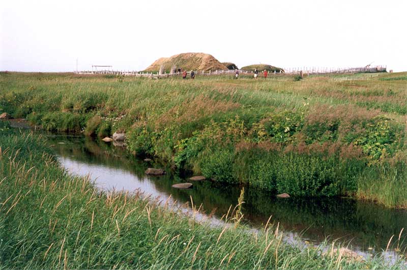 L'Anse-aux-Meadows-maison-viking-&-riviere