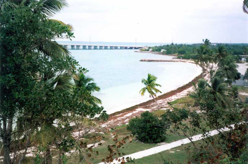Bahia-Honda-plage-et-pont-moderne