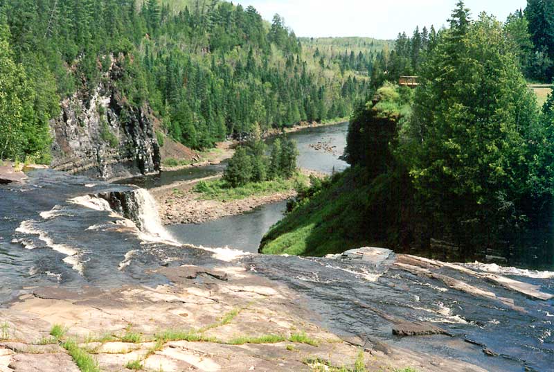 Kakabeka-Falls : les rochers au dessus de la
                      chute