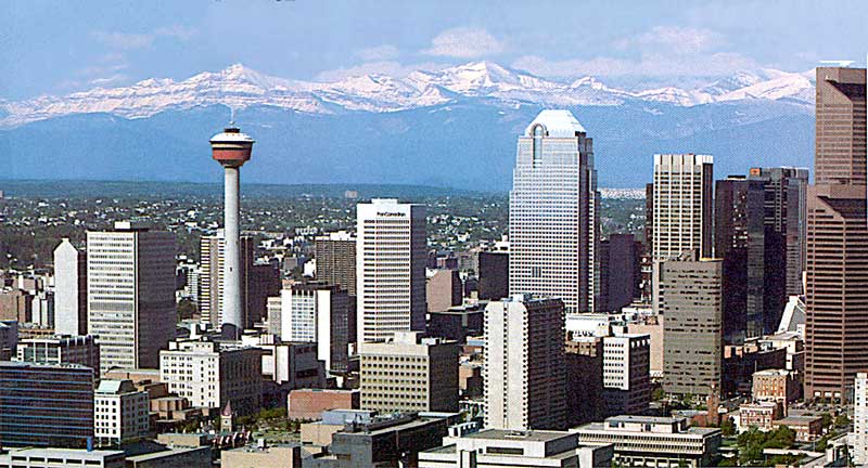 Gratte-ciel du centre ville de Calgary sur fond de
              Montagnes Rocheuses