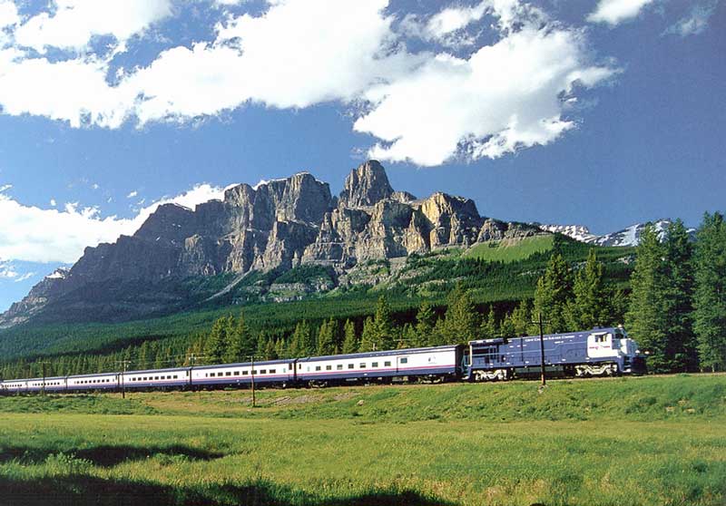 Le
                    train du CN au pied du Mount Castlle