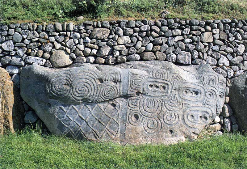 Newgrange : pierre sculptee en façade