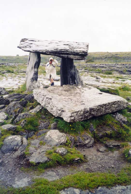 Burren : Monique devant le dolmen de Poulinabrone