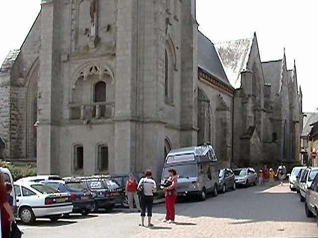 Josselin : l'Aigle devant l'église
                  N-D-du-Roncier