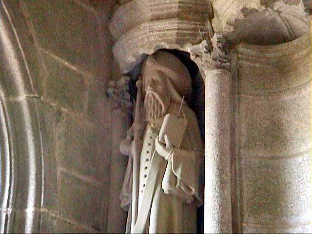 St-Thégonnec : statue de Saint Jacques dans le
              portail de l'église