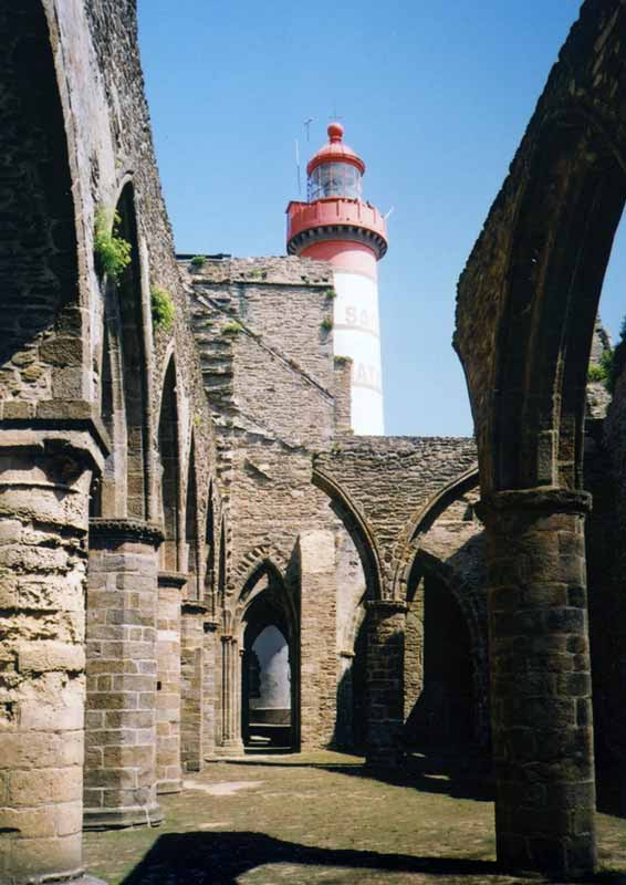 Pointe St-Mathieu : le phare depuis les restes de
                l'abbaye