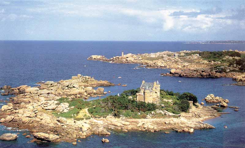 Ploumanach : le château de Costaeres sur son îlot