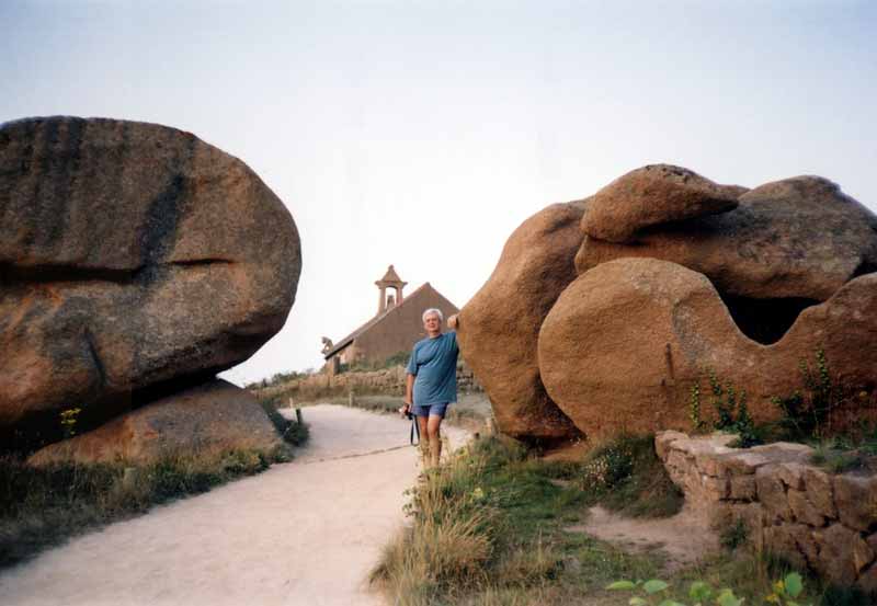 Jean-Paul au milieu des rochers devant la chapelle
              de