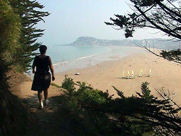 Val-André : Monique devant la plage