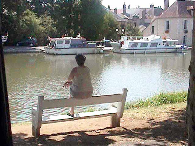 Monique rêve devant les bateau sur le canal de
              Briare