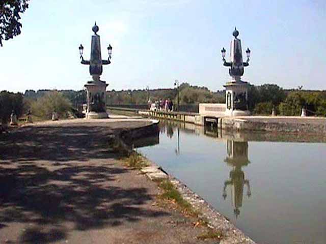 L'entrée
              du pont-canal de Briare et ses candélabres