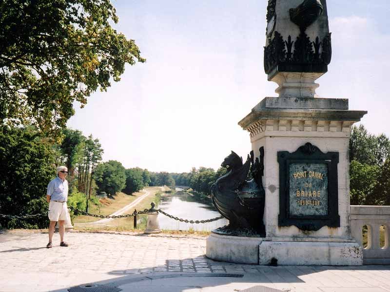 Jean-Paul
              devant l'enrée du pont canal de Briare