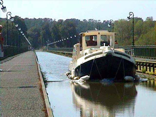 Briare-bateau-franchsissant-le-pont-canal