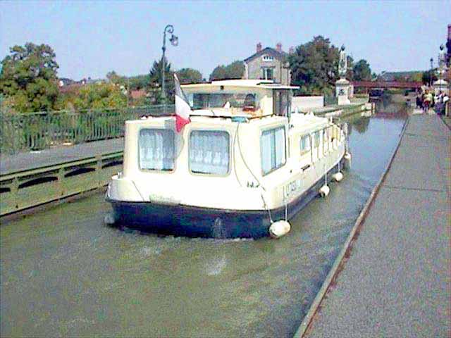 Briare-bateau-franchsissant-le-pont-canal