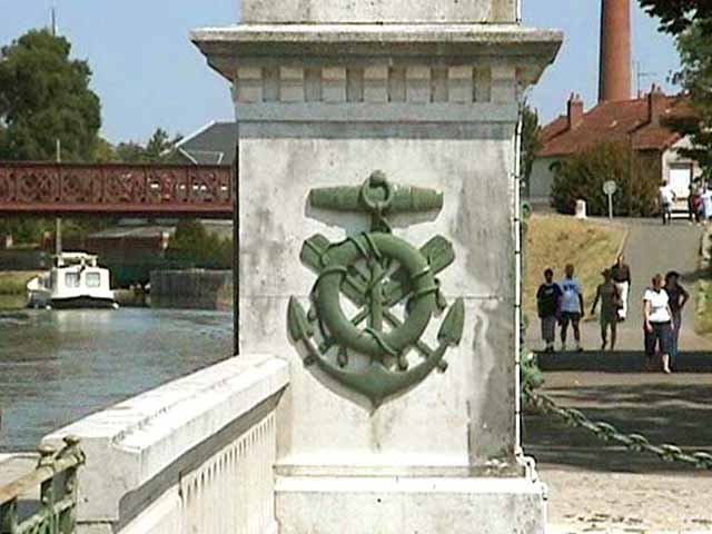 Briare : pylone-bornant-le-pont-canal