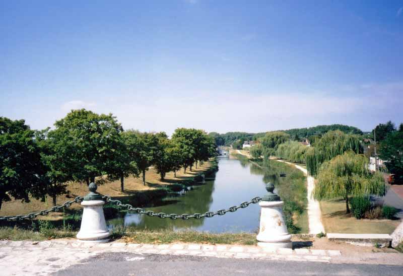 Briare-l'ancien-canal-Henri-IV-depuis-le-pont-canal