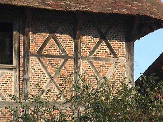 Grange aux dîmes (1584) : motifs dans la brique
